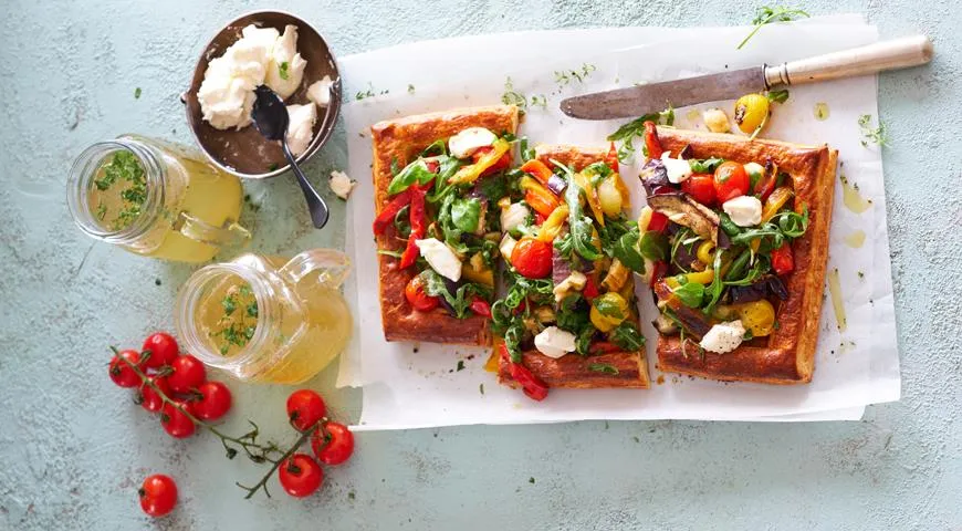 Открытый пирог с томатами черри, баклажанами, маскарпоне и зеленью