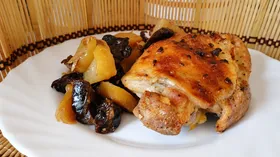 Курица в рукаве с черносливом