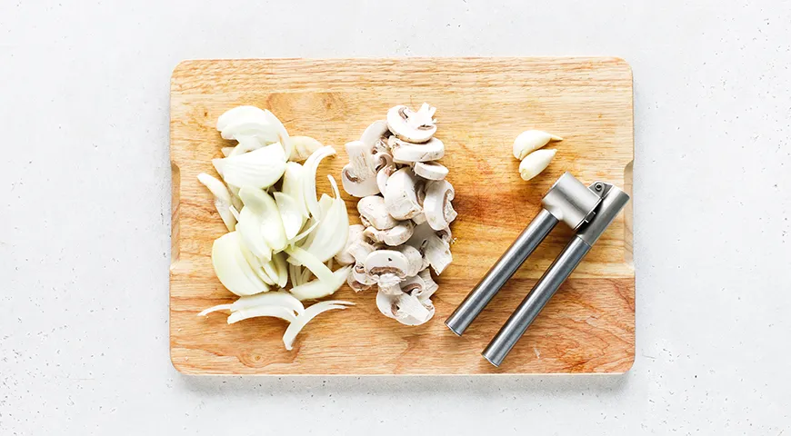 Куриные сердечки с грибами в сметане