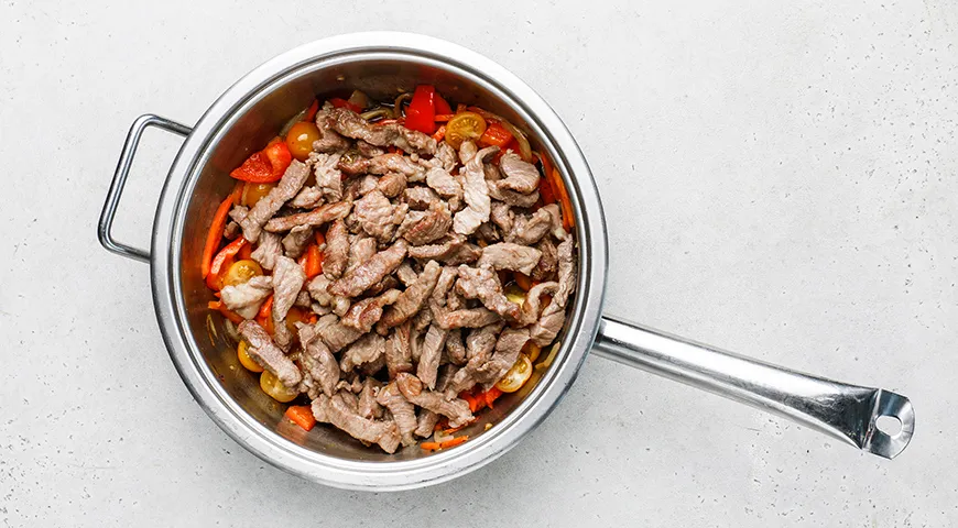 Булгур со свининой и овощами на сковороде