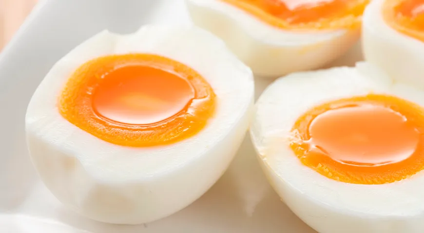 Идеальное яйцо в мешочек имеет полностью готовый белок и нежный, полужидкий желток