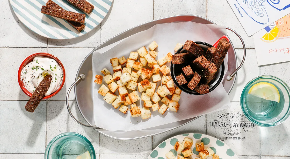 Домашние ржаные и пшеничные крутоны на сковороде и в духовке