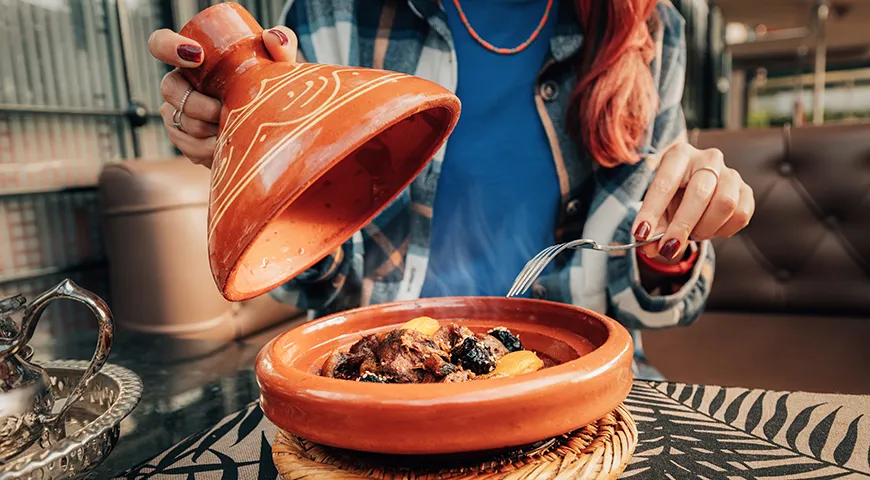 Тажин — предмет кухонной утвари, а заодно и названное его именем блюдо, создан для того, чтобы придавать насыщенный вкус простым ингредиентам