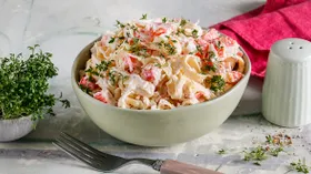 Салат с крабовыми палочками, сыром и яичными блинчиками