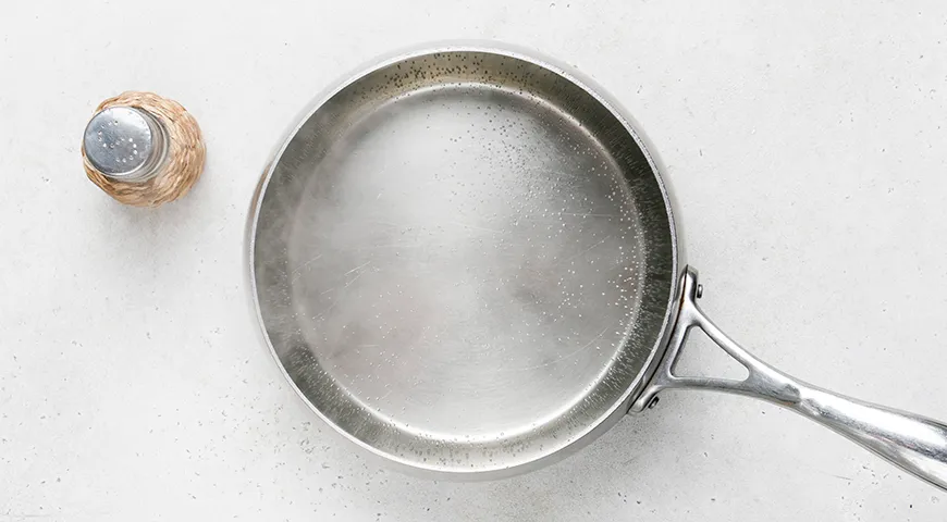 Макароны с брынзой и помидорами на сковороде