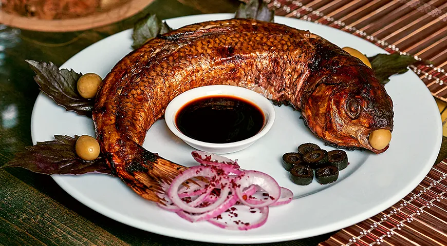 Кутум, фаршированный рыбной икрой, орехами и фирменным соусом