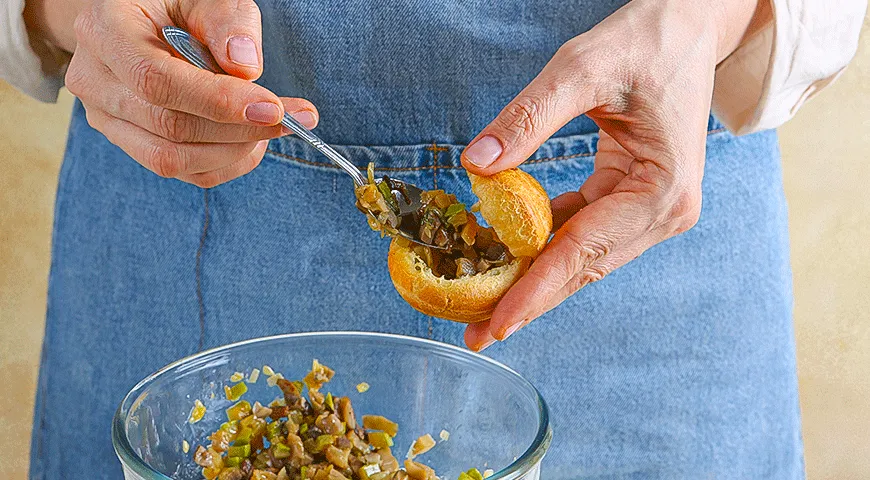 Профитроли с кабачками и грибами
