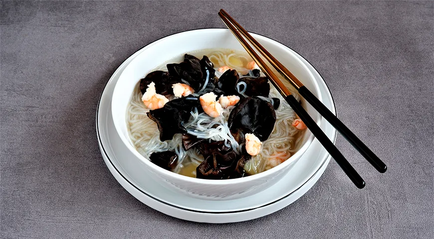 Суп с креветками и древесными грибами