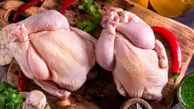 Желтизна на курице — тревожный сигнал: какую еще птицу покупать не советуют