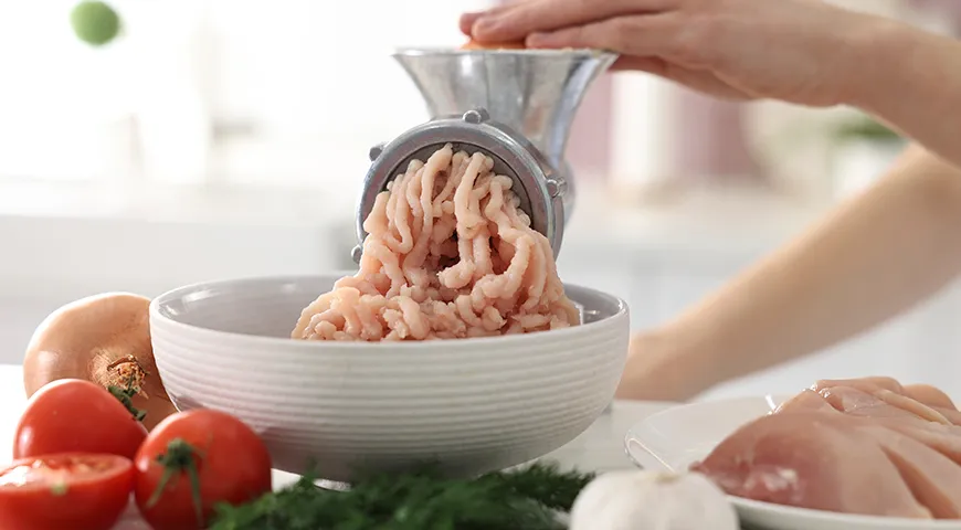 В классическом рецепте куриных котлет все предсказуемо: измельченное куриное мясо, размоченный в молоке хлеб, луковица, иногда яйцо, соль