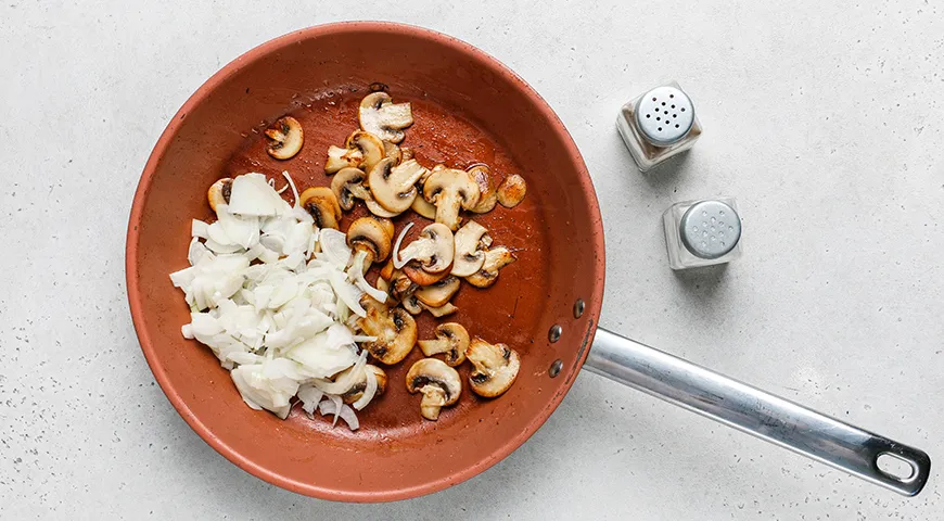 Мясо по-французски из курицы на сковороде