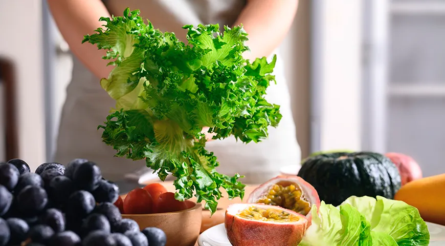 Свежий салат фриллис пахнет чисто, с ясным растительным ароматом и легкой нотой свежескошенной зелени