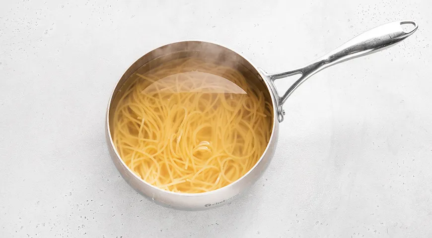 Спагетти с фетой и помидорами черри