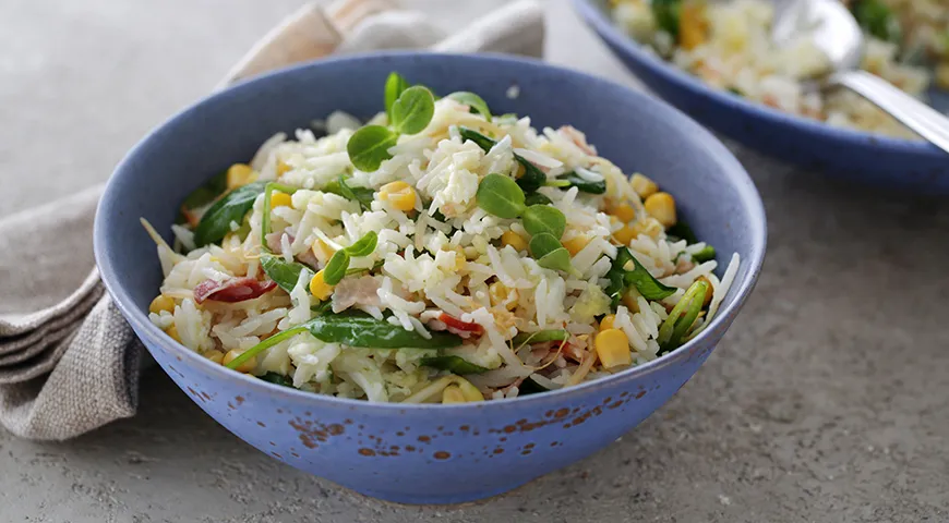 Ленивый рис с кукурузой и зеленью на сковороде
