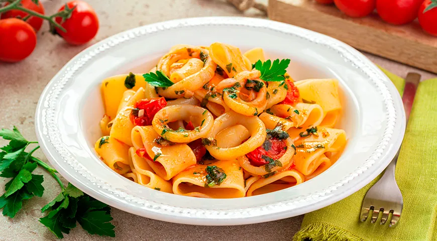 Итальянская паста паккери с кальмарами и томатным соусом