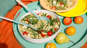 Салат с пастой, моцареллой, помидорами черри и соусом песто