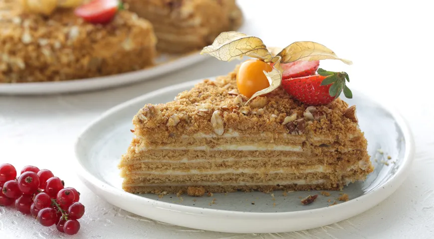 Медовый торт с брусникой - пошаговый рецепт с фото