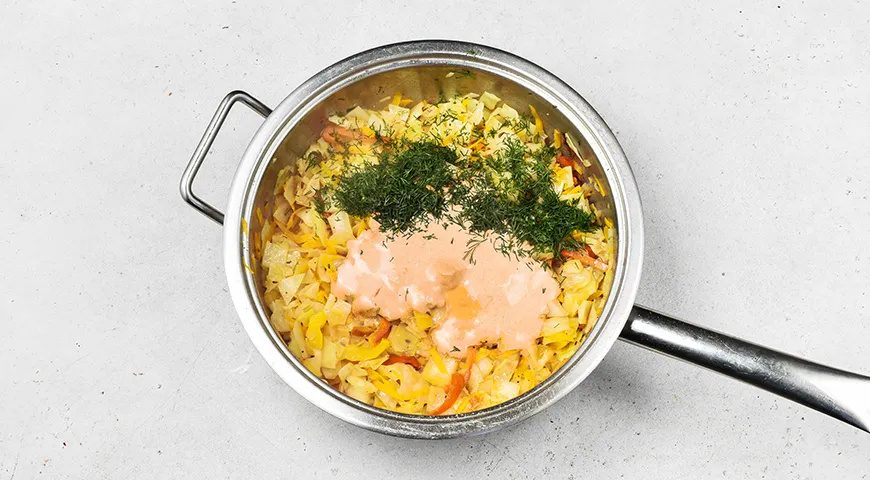 Тушеная капуста в сметанно-томатном соусе