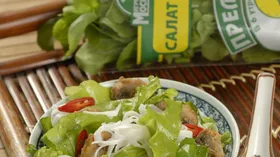 Зеленый салат со стеклянной лапшой и жареными грибами