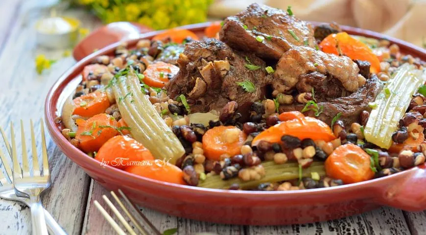 Голень индейки с фасолью и овощами