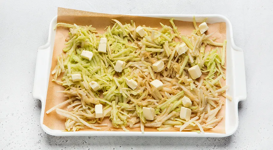 Яблочный рулет на сгущенном молоке