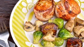 Куриные медальоны с беконом