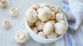 Шампиньоны: можно ли есть сырыми, кому они полезны и как их выбрать