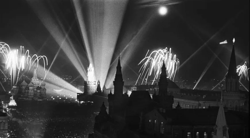Салют Победы на Красной площади. Москва. 9 мая 1945 г. Фото Л.М. Доренского