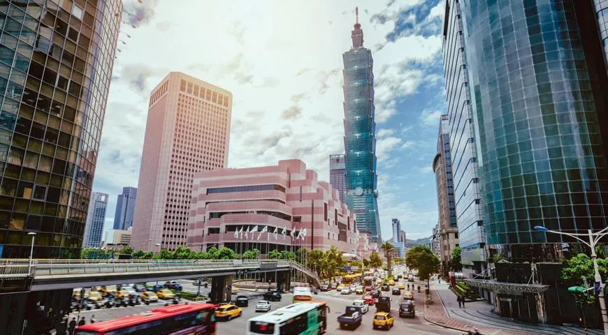 В центре Тайбэя высится бамбуковый ствол башни Taipei 101. Причудливая форма небоскреба не случайна: бамбук по фэншую – символ процветания и благоденствия