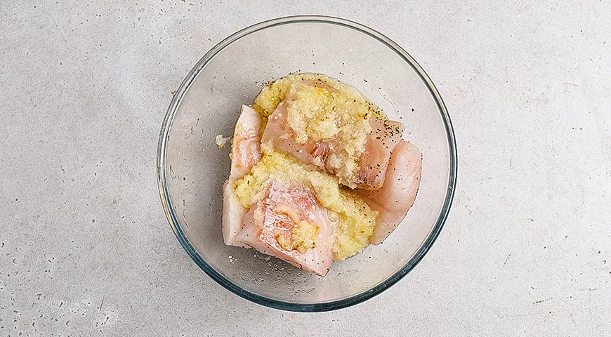 Белая рыба с зеленой сальсой