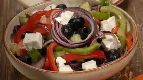 Рецепты на праздничный стол с рассольными сырами и салатом