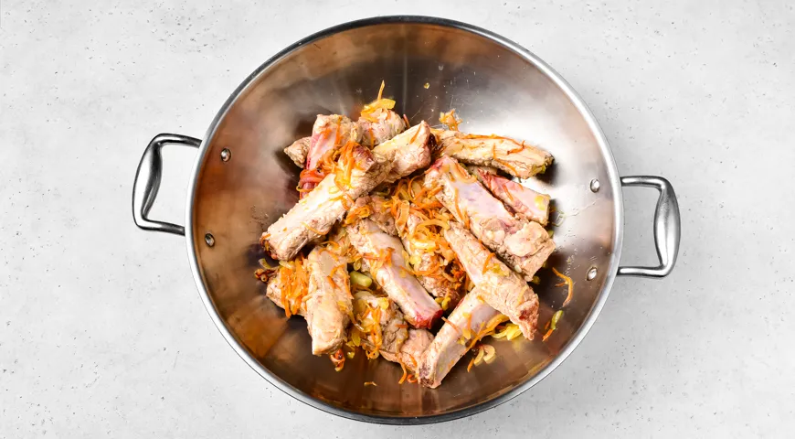 Свиные ребра в афганском казане