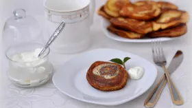 Медовые оладьи с яблоком