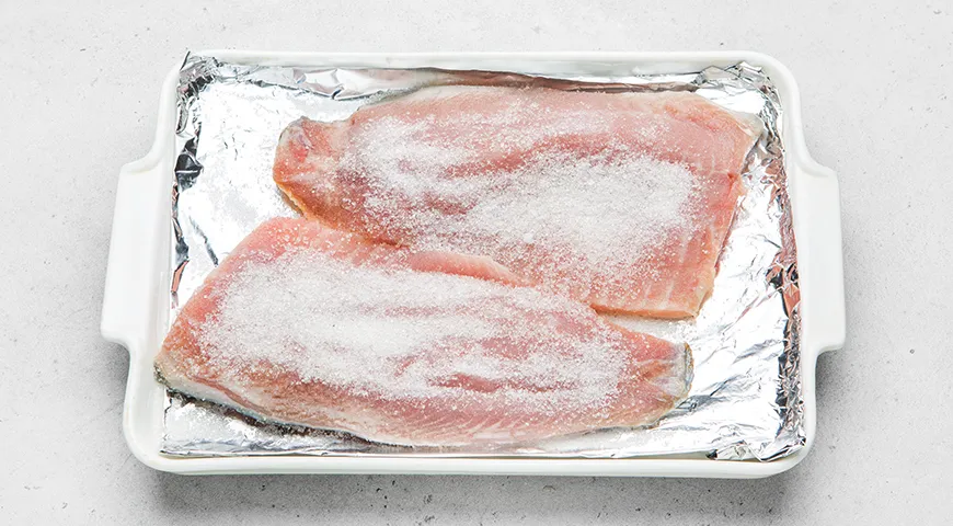 Маринованный карп в уксусе с луком