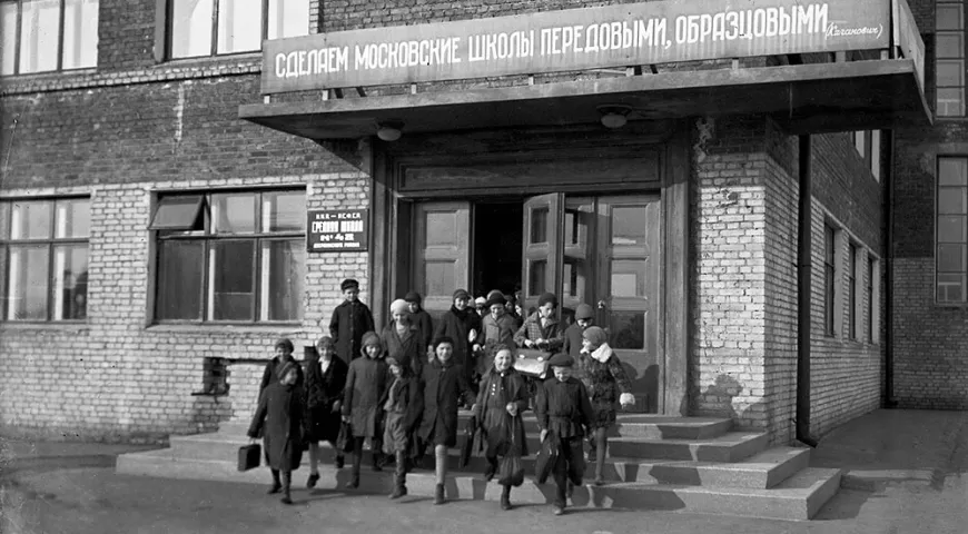 Учащиеся выходят из дверей средней школы № 48 Дзержинского района. Москва, 1930. Фото Я. Берлина