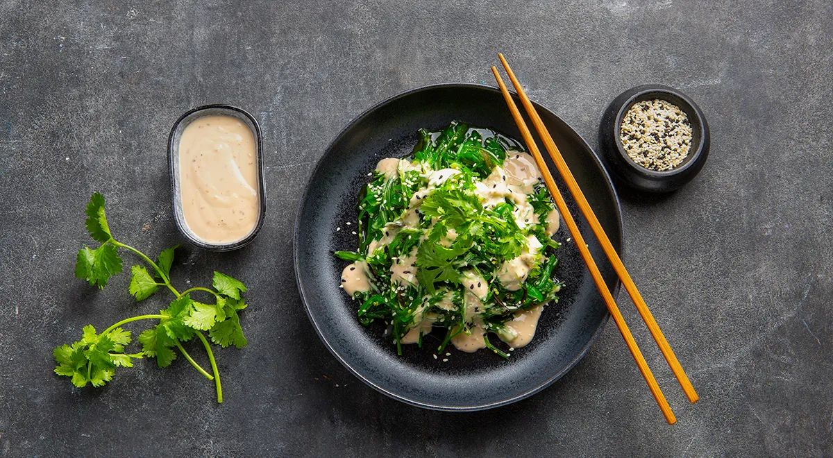 Салат Чука с кунжутным соусом