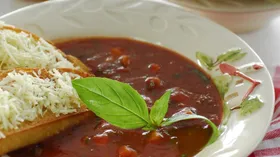 Деревенский томатный суп с базиликом и гренками