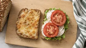 Горячие тосты с куриным рулетиком, сыром и томатом