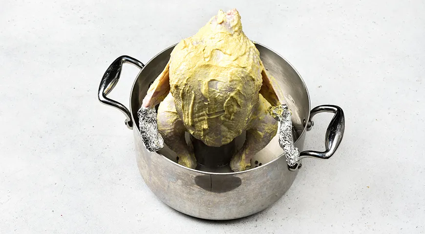 Курица, запеченная на бутылке в духовке