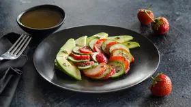 Салат из клубники, огурцов и авокадо