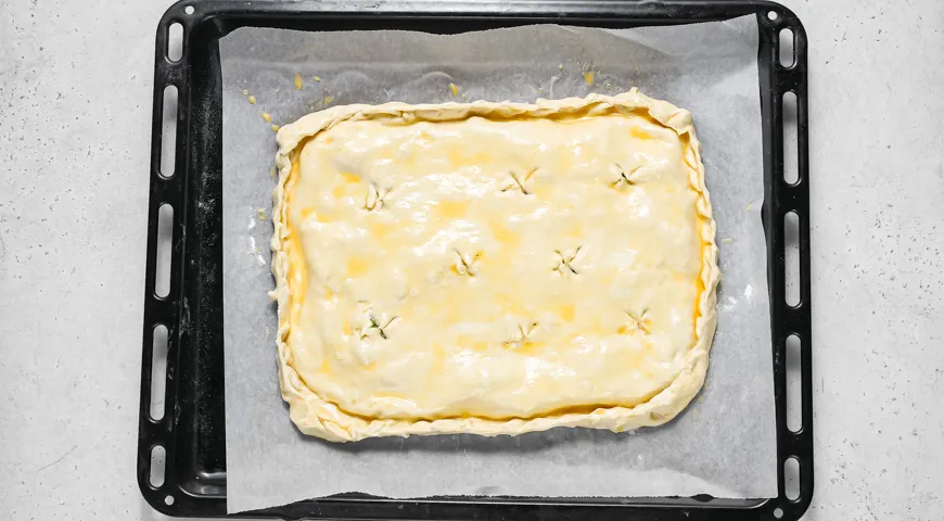 Cлоеный пирог с луком и яйцом