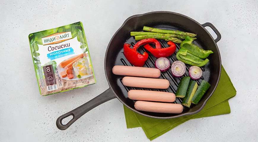 Сосиски с овощами на гриле с чесночным соусом