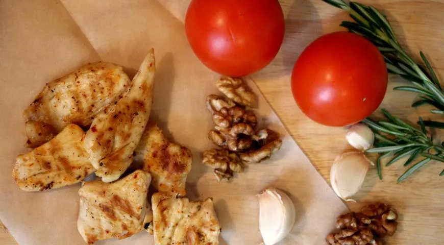 Рецепт пряных томатов и курицы на сладком хлебе