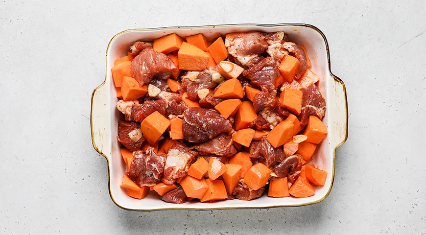 Батат, запеченный в духовке с мясом