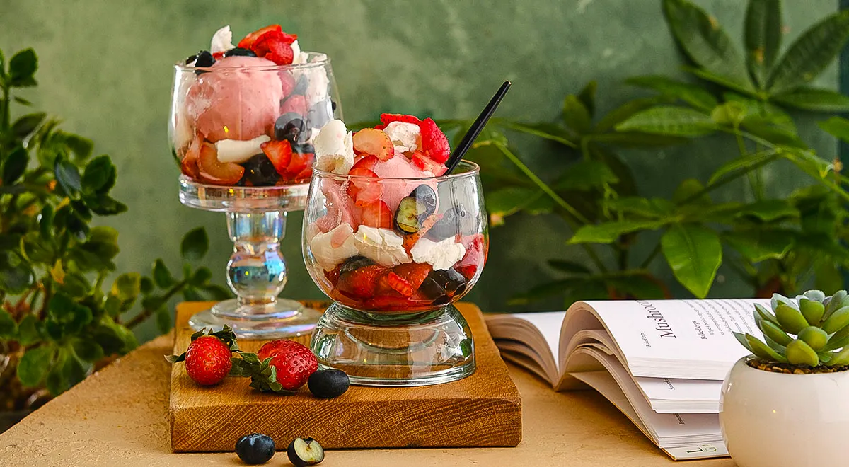 Итон месс с ягодами и мороженым