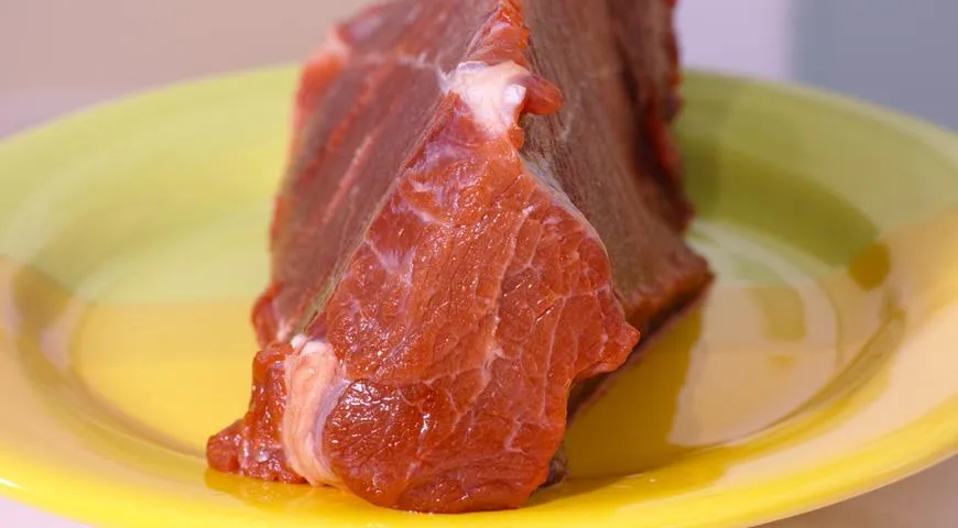 На качественном лосином мясе отсутствуют пятна, синяки, следы слизи или рыхлости