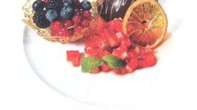 Шоколадный десерт с ассорти из свежих ягод и тартаром из клубники
