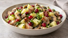 Мясной салат с клюквой