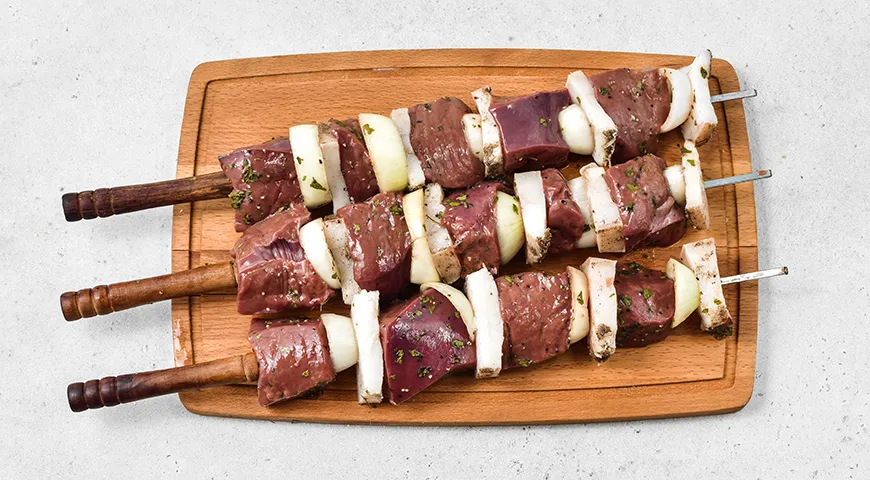 Шашлык из свиной печенки на мангале