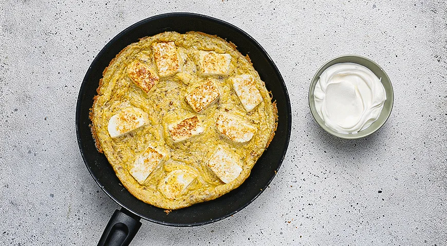 Жареный адыгейский сыр с яйцом